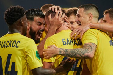 KHARKIV, UKRAINE - 22 Ağustos 2021: oyuncular golü kutluyor. FC Futbol Maçı Metalisti Obolon 'a Karşı