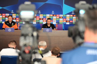 KHARKIV, UKRAINE - 24 AUGust 2021: Shakhtar Donetsk kalecisi Andriy Pyatov ve teknik direktör Roberto De Zerbi, Kharkiv 'deki Metalist stadyumda oynanan UEFA Şampiyonlar Ligi maçından önce basın toplantısına katıldılar.