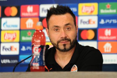 KHARKIV, UKRAINE - 24 AĞUSTOS 2021: Shakhtar Donetsk teknik direktörü Roberto De Zerbi, Kharkiv 'deki Metalist stadyumda oynanan UEFA Şampiyonlar Ligi maçından önce basın toplantısına katıldı.