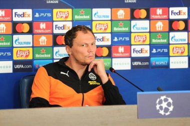 KHARKIV, UKRAINE - 24 AĞUSTOS 2021: Shakhtar Donetsk kalecisi Andriy Pyatov, Kharkiv 'deki Metalist stadyumunda oynanan UEFA Şampiyonlar Ligi maçından önce basın toplantısına katıldı.