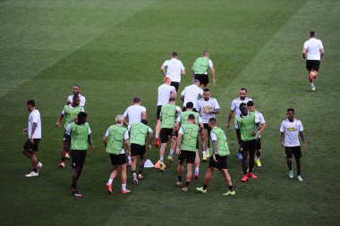 KHARKIV, UKRAINE - 24 AĞUSTOS 2021: Kharkiv 'deki Metalist stadyumda oynanan UEFA Şampiyonlar Ligi maçı öncesinde Shakhtar oyuncuları