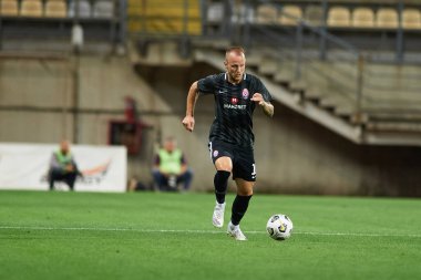 Zaporizhzhia, Ukrayna - 26 Ağustos 2021: Dmytro Khomchenovskyi. FC Zorya Luhansk ile FC Rapid Wien arasındaki UEFA Avrupa Ligi karşılaşması