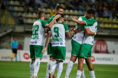 Zaporizhzhia, Ukrayna - 26 Ağustos 2021: Hızlı oyuncular golü kutluyor. FC Zorya Luhansk ile FC Rapid Wien arasındaki UEFA Avrupa Ligi karşılaşması