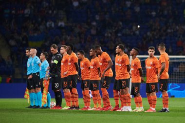 KHARKIV, UKRAINE - 24 Ağustos 2021 Shakhtar oyuncuları ve hakemleri. UEFA Şampiyonlar Ligi, Shakhtar ve Monako maçı.