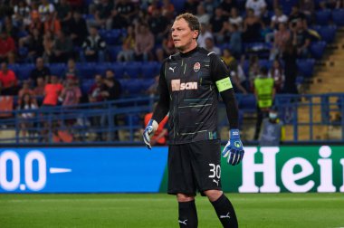 KHARKIV, UKRAINE - 24 Ağustos 2021: kaleci Andriy Pyatov (30). UEFA Şampiyonlar Ligi, Shakhtar ve Monako maçı.