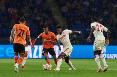 KHARKIV, UKRAINE - 24 Ağustos 2021: orta saha oyuncusu Marcos Antonio (8) atakta. UEFA Şampiyonlar Ligi, Shakhtar ve Monako maçı.