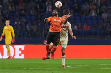 KHARKIV, UKRAINE - 24 AĞUSTOS 2021: İleri Lassina Traore (23) baş top için mücadele etmektedir. UEFA Şampiyonlar Ligi, Shakhtar ve Monako maçı.