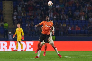 KHARKIV, UKRAINE - 24 AĞUSTOS 2021: İleri Lassina Traore (23) baş top için mücadele etmektedir. UEFA Şampiyonlar Ligi, Shakhtar ve Monako maçı.