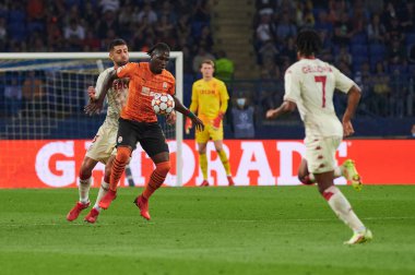 KHARKIV, UKRAINE - 24 Ağustos 2021: İleri Lassina Traore (23) top için yarışıyor. UEFA Şampiyonlar Ligi, Shakhtar ve Monako maçı.