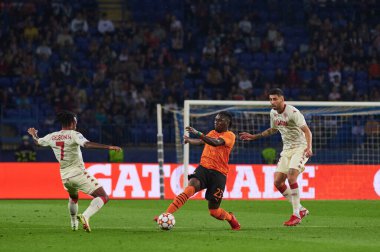 KHARKIV, UKRAINE - 24 Ağustos 2021: İleri Lassina Traore (23) top için yarışıyor. UEFA Şampiyonlar Ligi, Shakhtar ve Monako maçı.