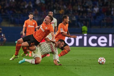 KHARKIV, UKRAINE - 24 Ağustos 2021: Kevin Volland Mykola Matviyenko tarafından kirletildi. UEFA Şampiyonlar Ligi, Shakhtar ve Monako maçı.