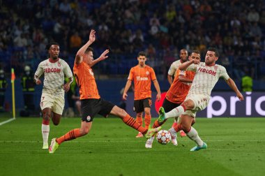 KHARKIV, UKRAINE - 24 Ağustos 2021: Mykola Matviyenko ve Kevin Volland top için yarışıyor. UEFA Şampiyonlar Ligi, Shakhtar ve Monako maçı.