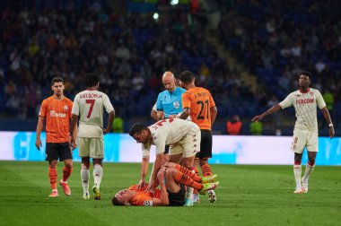 KHARKIV, UKRAINE - 24 Ağustos 2021: Kevin Volland Mykola Matviyenko tarafından kirletildi. UEFA Şampiyonlar Ligi, Shakhtar ve Monako maçı.