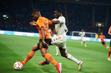 KHARKIV, UKRAINE - 24 Ağustos 2021: Savunma oyuncusu Marlon (5) saldırıda. UEFA Şampiyonlar Ligi, Shakhtar ve Monako maçı.