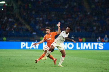 KHARKIV, UKRAINE - 24 Ağustos 2021: Orta saha oyuncusu Solomon (19) Gelson Martins 'e karşı. UEFA Şampiyonlar Ligi, Shakhtar ve Monako maçı.