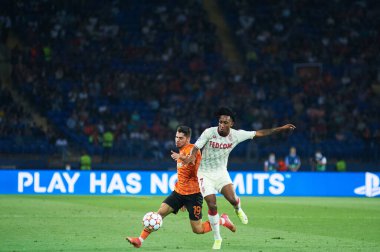 KHARKIV, UKRAINE - 24 Ağustos 2021: Orta saha oyuncusu Solomon (19) Gelson Martins 'e karşı. UEFA Şampiyonlar Ligi, Shakhtar ve Monako maçı.