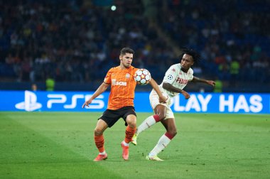 KHARKIV, UKRAINE - 24 Ağustos 2021: Orta saha oyuncusu Solomon (19) Gelson Martins 'e karşı. UEFA Şampiyonlar Ligi, Shakhtar ve Monako maçı.