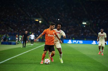 KHARKIV, UKRAINE - 24 Ağustos 2021: Orta saha oyuncusu Solomon (19) Gelson Martins 'e karşı. UEFA Şampiyonlar Ligi, Shakhtar ve Monako maçı.