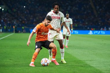 KHARKIV, UKRAINE - 24 Ağustos 2021: Orta saha oyuncusu Solomon (19) Gelson Martins 'e karşı. UEFA Şampiyonlar Ligi, Shakhtar ve Monako maçı.