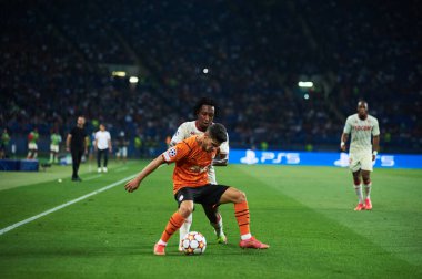 KHARKIV, UKRAINE - 24 Ağustos 2021: Orta saha oyuncusu Solomon (19) Gelson Martins 'e karşı. UEFA Şampiyonlar Ligi, Shakhtar ve Monako maçı.