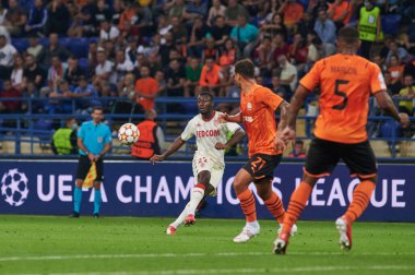 KHARKIV, UKRAINE - 24 Ağustos 2021 Youssouf Fofana serbest atış yaptı. UEFA Şampiyonlar Ligi, Shakhtar ve Monako maçı.
