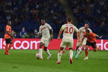 KHARKIV, UKRAINE - 24 Ağustos 2021: Aurelien Tchouameni pas veriyor. UEFA Şampiyonlar Ligi, Shakhtar ve Monako maçı.