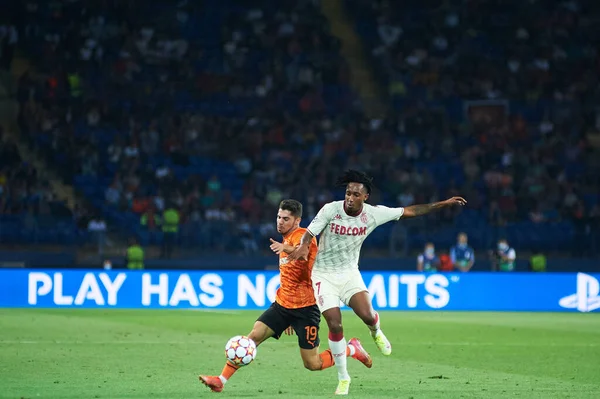 KHARKIV, UKRAINE - 24 Ağustos 2021: Orta saha oyuncusu Solomon (19) Gelson Martins 'e karşı. UEFA Şampiyonlar Ligi, Shakhtar ve Monako maçı.