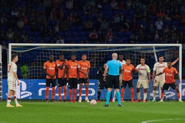 KHARKIV, UKRAINE - 24 Ağustos 2021 Aleksandr Golovin serbest vuruş yaptı. UEFA Şampiyonlar Ligi, Shakhtar ve Monako maçı.