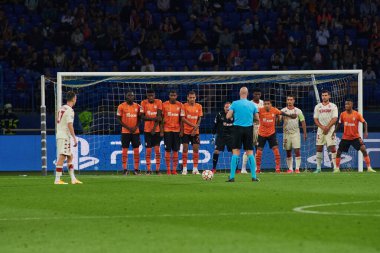 KHARKIV, UKRAINE - 24 Ağustos 2021 Aleksandr Golovin serbest vuruş yaptı. UEFA Şampiyonlar Ligi, Shakhtar ve Monako maçı.