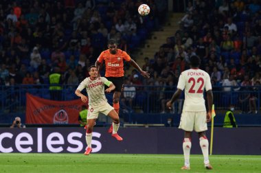 KHARKIV, UKRAINE - 24 AĞUSTOS 2021: İleri Lassina Traore (23) baş top için mücadele etmektedir. UEFA Şampiyonlar Ligi, Shakhtar ve Monako maçı.
