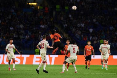 KHARKIV, UKRAINE - 24 AĞUSTOS 2021: İleri Lassina Traore (23) baş top için mücadele etmektedir. UEFA Şampiyonlar Ligi, Shakhtar ve Monako maçı.