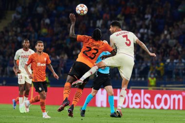 KHARKIV, UKRAINE - 24 AĞUSTOS 2021: İleri Lassina Traore (23) baş top için mücadele etmektedir. UEFA Şampiyonlar Ligi, Shakhtar ve Monako maçı.