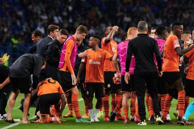 KHARKIV, UKRAINE - 24 AĞUSTOS 2021: Ekstra zamandan önce Shakhtar oyuncuları. UEFA Şampiyonlar Ligi, Shakhtar ve Monako maçı.