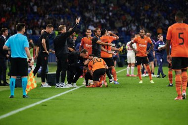 KHARKIV, UKRAINE - 24 AĞUSTOS 2021: Ekstra zamandan önce Shakhtar oyuncuları. UEFA Şampiyonlar Ligi, Shakhtar ve Monako maçı.