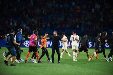 KHARKIV, UKRAINE - 24 Ağustos 2021: Shakhtar oyuncuları play-off 'ta galibiyeti kutluyorlar. UEFA Şampiyonlar Ligi, Shakhtar ve Monako maçı.