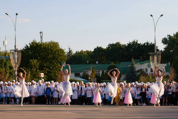 哈尔科夫 2021年9月1日 知识日 大学大游行在欧洲最大的广场 广场Svobody — 图库照片