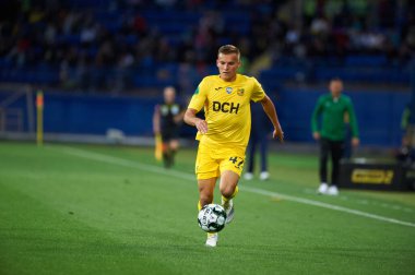 KHARKIV, UKRAINE - 5 Eylül 2021: Yuriy Romanyuk. Ukrayna PFL Metal 'in VPK-Agro' ya karşı oynadığı futbol maçı