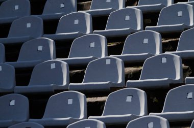 Stadyum. Eski mavi koltuklar.