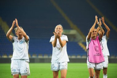 KHARKIV, UKRAINE - 9 Eylül 2021: Zhilstroi-1 'in oyuncuları play-off' ta galibiyeti kutluyorlar. UEFA Kadınlar Ligi Zhilstroi-1 - Apollon maçı.. 