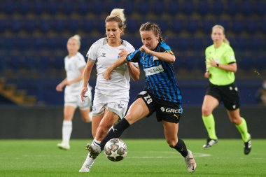 KHARKIV, UKRAINE - 9 Eylül 2021: Birgul Sadkoglu ataşede. UEFA Kadınlar Ligi Zhilstroi-1 - Apollon maçı.. 
