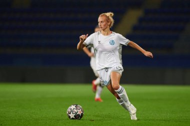 KHARKIV, UKRAINE - 9 Eylül 2021: Yuliia Shevchuk saldırıya geçti. UEFA Kadınlar Ligi Zhilstroi-1 - Apollon maçı.. 