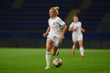 KHARKIV, UKRAINE - 9 Eylül 2021: Yuliia Shevchuk saldırıya geçti. UEFA Kadınlar Ligi Zhilstroi-1 - Apollon maçı.. 