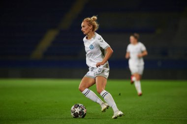 KHARKIV, UKRAINE - 9 Eylül 2021: Yuliia Shevchuk saldırıya geçti. UEFA Kadınlar Ligi Zhilstroi-1 - Apollon maçı.. 