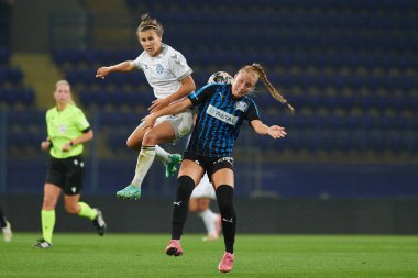KHARKIV, UKRAINE - 9 Eylül 2021: Olha Ovdiychuk saldırıya geçti. UEFA Kadınlar Ligi Zhilstroi-1 - Apollon maçı.. 
