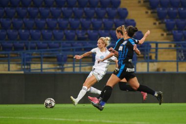 KHARKIV, UKRAINE - 9 Eylül 2021: Yuliia Shevchuk saldırıya geçti. UEFA Kadınlar Ligi Zhilstroi-1 - Apollon maçı.. 