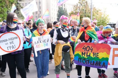 Kharkiv, Ukrayna - 12 Eylül 2021: Harkiv Pride 'ın Kharkiv sokaklarındaki katılımcıları