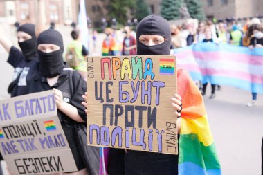 Kharkiv, Ukrayna - 12 Eylül 2021: Harkiv Pride 'ın Kharkiv sokaklarındaki katılımcıları