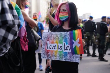 Kharkiv, Ukrayna - 12 Eylül 2021: Harkiv Pride 'ın Kharkiv sokaklarındaki katılımcısı