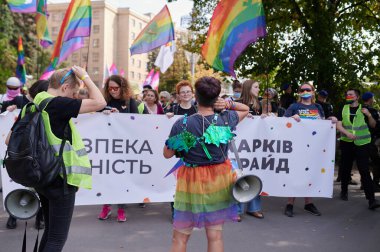 Kharkiv, Ukrayna - 12 Eylül 2021: Harkiv Pride 'ın Kharkiv sokaklarındaki katılımcıları