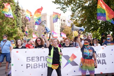 Kharkiv, Ukrayna - 12 Eylül 2021: Harkiv Pride 'ın Kharkiv sokaklarındaki katılımcıları